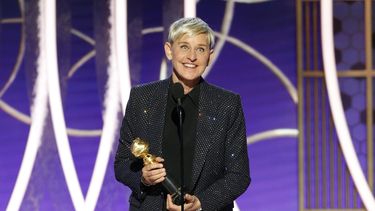 En esta imagen difundida por NBC, Ellen DeGeneres recibe el Premio Carol Burnett a la trayectoria en la TV durante la ceremonia de los Globos de Oro, el domingo cinco de enero del 2020 en Beverly Hills, California. 