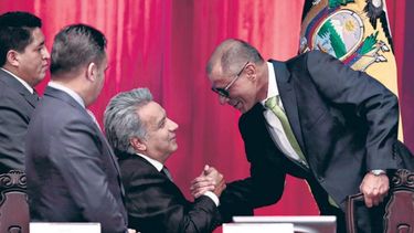 Moreno (centro) le da la mano a Glas una semana antes de asumir la presidencia, en mayo último.&nbsp;