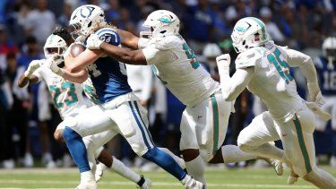 Tyler Warren, # 84 de los Colts de Indianápolis, es perseguido por Kenneth Grant, # 90 de los Miami Dolphins durante el último cuarto durante el juego en el Lucas Oil Stadium el 7 de septiembre de 2025 en Indianápolis, Indiana.&nbsp;