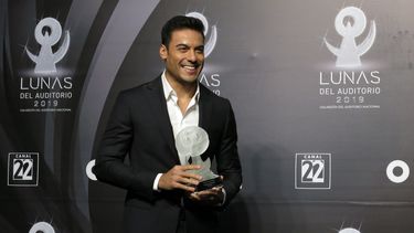 El cantante mexicano Carlos Rivera posa con su premio a la mejor balada en la ceremonia de premiación Lunas del Auditorio, en el Auditorio Nacional de México. 