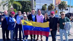 Líderes políticos y comunitarios del condado Miami-Dade se reunieron en el emblemático restaurante Versailles para expresar su respaldo al exilio. Líderes políticos y comunitarios del condado Miami-Dade se reunieron en el emblemático restaurante Versailles para expresar su respaldo al exilio.