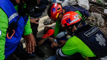 Personal médico auxilia a un manifestante herido durante el trancazo de hoy, lunes 10 de julio de 2017, en Caracas