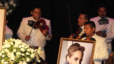 Un grupo de mariachis toca durante un homenaje de cuerpo presente a la actriz Edith González, este viernes, en el teatro Jorge Negrete de Ciudad de México.