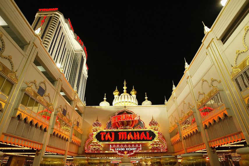 El Trum Taj Mahal, que albergaba también un hotel, había sido fundado por Trump en 1990. La ceremonia de apertura había contado con la presencia de una de las grandes leyendas del pop, Michael Jackson