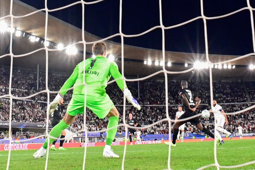 El francés Karim Benzema anota el segundo gol del Real Madrid en la Supercopa de Europa contra el Eintracht de Fráncfort &nbsp;