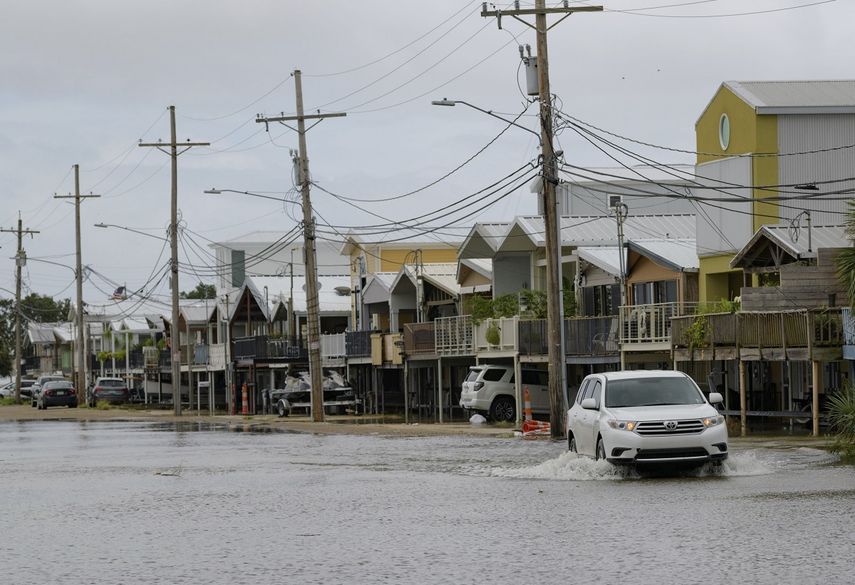 Una camioneta avanza por Breakwater Drive en Nueva Orleans, Luisiana, el viernes 12 de julio de 2019, inundada por la tormenta tropical Barry.