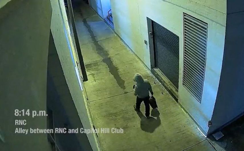 Esta captura de pantalla hecha de imágenes a video de vigilancia, publicada por el FBI el 9 de marzo de 2021, muestra a la persona sospechosa de colocar bombas caseras en Washington, DC, el 5 de enero de 2021.