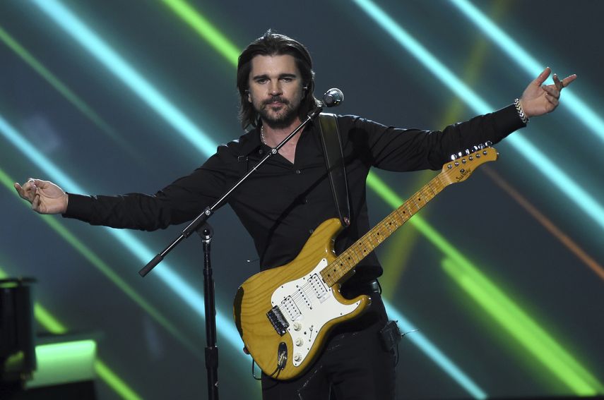 En esta foto del 13 de noviembre del 2019, Juanes canta en la ceremonia en su honor como Persona del Año de la Academia Latina de la Grabación en Las Vegas.&nbsp;