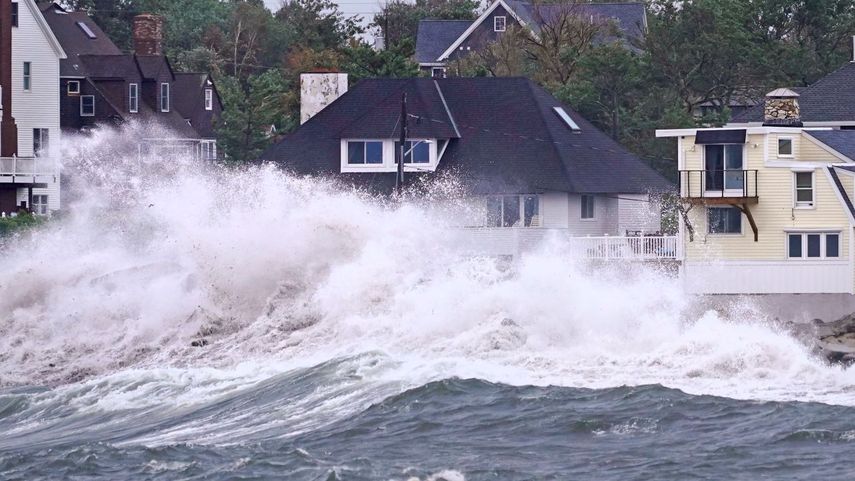 Olas golpean en la costa mientras los remanentes del huracán Ida pasan por Massachusetts, el 2 de septiembre de 2021.&nbsp;