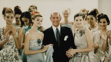 Fotografía de 1995 cedida por el Museo de Bellas Artes de Houston (MFAH), que muestra al diseñador&nbsp;Óscar&nbsp;de la Renta.