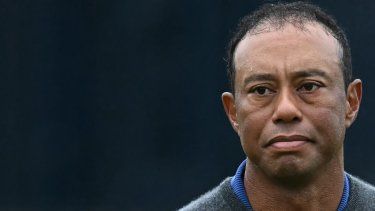 El golfista estadounidense Tiger Woods reacciona durante la primera ronda del día inaugural en el British Open Golf Championship, el 18 de julio de 2024.