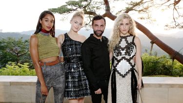 Ghesquière, de 47 años, alcanzó la fama con su trabajo en la maison Balenciaga, donde fue director creativo durante quince años, entre 1997 y 2013. Antes, destacó como asistente del modista francés Jean-Paul Gaultier.&nbsp;