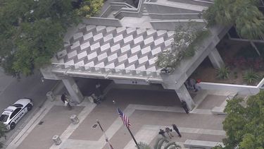 Un portavoz policial dijo que el agresor huyó del lugar del ataque.