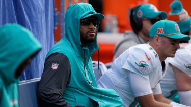 El quarterback de los Dolphins de Miami, Tua Tagovailoa (centro), observa desde la banca durante la primera mitad de un partido de fútbol americano de la NFL contra los Seahawks de Seattle, el domingo 22 de septiembre de 2024, en Seattle.