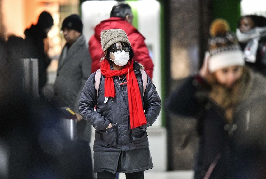&nbsp; Una mujer usa una mascarilla en la principal estación de trenes de Dusseldorf, Alemania, el miércoles 26 de febrero de 2020.&nbsp;