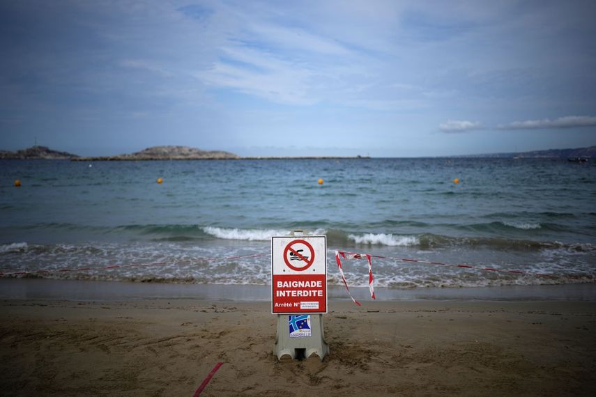 Un cartel anuncia que está prohibido entrar a nadar en la playa tras el paso de una tormenta en Marsella, Francia, el jueves 18 de agosto de 2022.