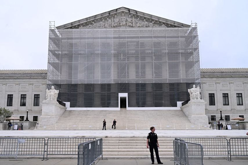 Imagen de la fachada en remodelación de la Corte Suprema de Estados Unidos en Washington.