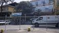Fachada de la Morgue de Bello Monte a partir de este martes con rejas de alambre que limitan en acceso (TWITTER/  ‏@ismaelmoli ) 