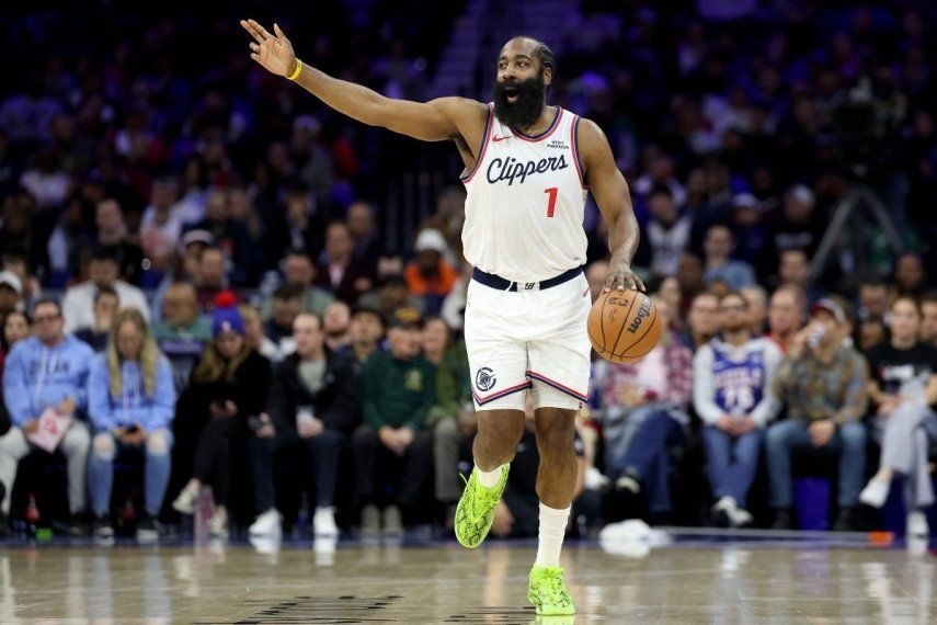 El veterano James Harden, de los Clippers de Los Ángeles, maneja el balón durante un partido, el 17 de noviembre de 2025.