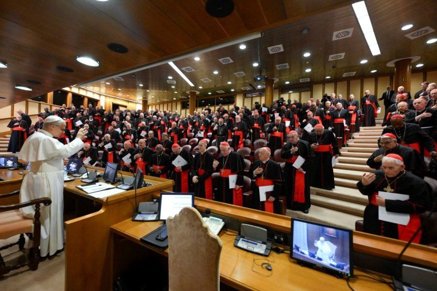 Esta foto, tomada y divulgada el 10 de mayo de 2025 por The Vatican Media, muestra al Papa León XIV durante una reunión con cardenales en El Vaticano. Esta foto, tomada y divulgada el 10 de mayo de 2025 por The Vatican Media, muestra al Papa León XIV durante una reunión con cardenales en El Vaticano.