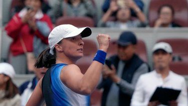 La polaca Iga Swiatek celebra tras vencer a la estadounidense Coco Gauff en la semifinales del Abierto de China el sábado 7 de octubre del 2023.&nbsp;