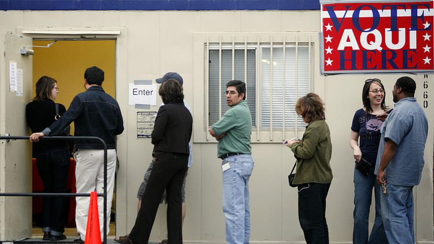 Latinos en fila, esperando para votar