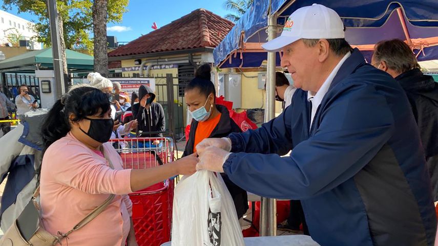 El comisionado de Miami Joe Carollo entrega alimentos en el Parque del Dominó.