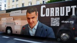 En plena vía pública, un autobús perteneciente a una organización de activistas políticos lleva una imagen del presidente del Gobierno español y líder del Partido Socialista Obrero Español (PSOE) Pedro Sánchez con la palabra Corrupto. El vehículo pasa junto a la sede del PSOE poco antes de que Sánchez tuviera programada una rueda de prensa en Madrid, el 12 de junio de 2025.