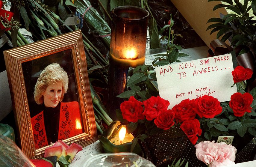 En esta foto de archivo tomada el 4 de septiembre de 1997, velas, flores y otros tributos se alinean en los escalones de la Embajada Británica en Washington, DC, en memoria de Diana, princesa de Gales.