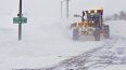 Un trabajador municipal retira nieve en calles de Bismarck, Dakota del Norte, el viernes 16 de diciembre de 2022.&nbsp;