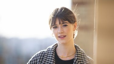 La actriz Daisy Edgar-Jones posa en un parque en el norte de Londres el 24 de noviembre de 2020. Edgar-Jones fue nombrada una de las Artistas Revelación del Año por The Associated Press.&nbsp;