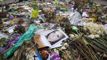 Flores, velas y mensajes en memoria de Heather Heyer (en la imagen), fallecida tras el atropello de un neonazi mientras participaba en una manifestación antirracista, en&nbsp;Charlottesville, Virginia.&nbsp;