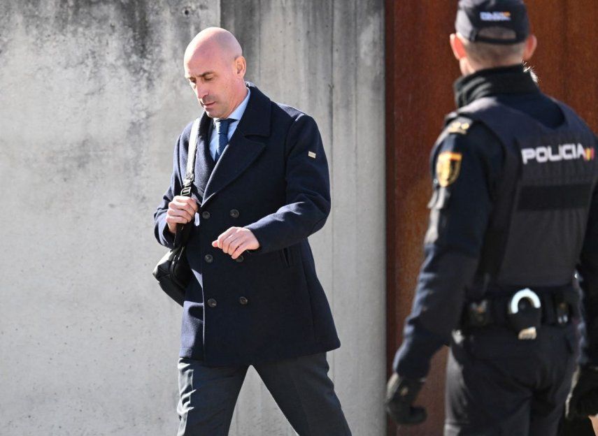 El expresidente de la Federación Española de Fútbol, Luis Rubiales, abandona la corte en San Fernando de Henares, el 3 de febrero de 2025.