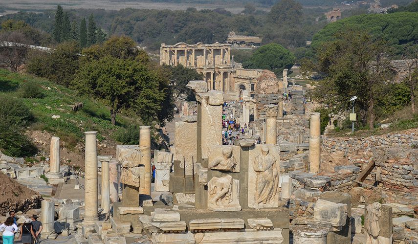 Vista parcial de Éfeso, con restos de antiguas construcciones helénicas y romanas.