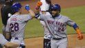 Robinson Canó (24), de los Mets de Nueva York, choca el codo con su compañero J.D. Davis (28) luego de un jonrón que impulsó dos carrerasen el tercer inning ante los Marlins de Miami, el 17 de agosto de 2020, en Miami. Robinson Canó (24), de los Mets de Nueva York, choca el codo con su compañero J.D. Davis (28) luego de un jonrón que impulsó dos carrerasen el tercer inning ante los Marlins de Miami, el 17 de agosto de 2020, en Miami.