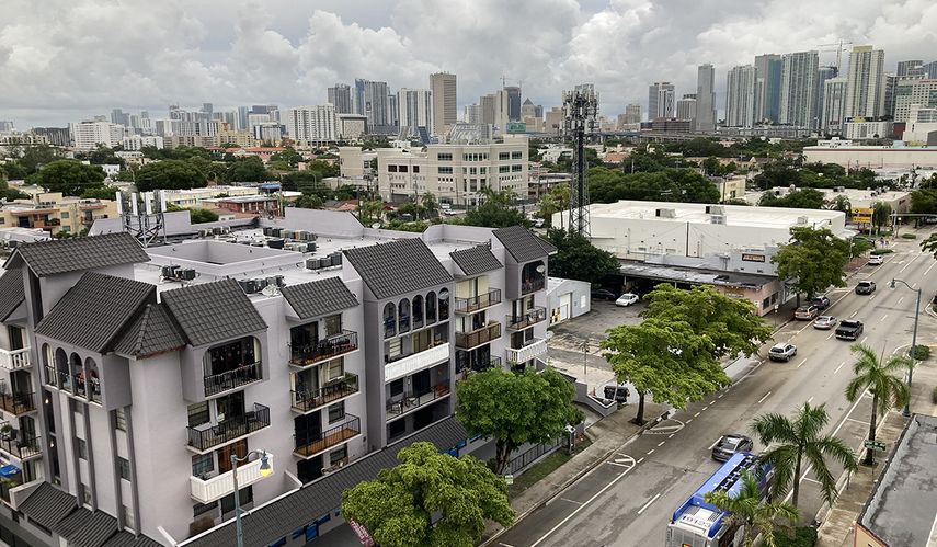 Vista parcial de la ciudad de Miami, con edificios de condominios.