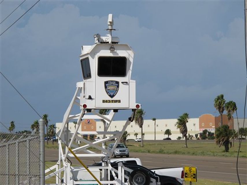 Una torre de vigilancia del Departamento de Policía de Hidalgo es operada por soldados de la Guardia Nacional en Hidalgo, Texas ( Foto AP)