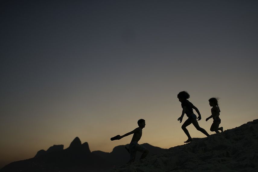 Fotograf&iacute;a de archivo del 1 de agosto de 2016 de ni&ntilde;os corriendo en la arena al ponerse el sol en la playa Ipanema en R&iacute;o de Janeiro, Brasil.&nbsp;