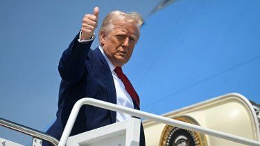 El presidente de Estados Unidos saluda antes de entrar el Air Force One.