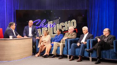 Un grupo de exiliados cubanos en el programa El show de Carlucho.