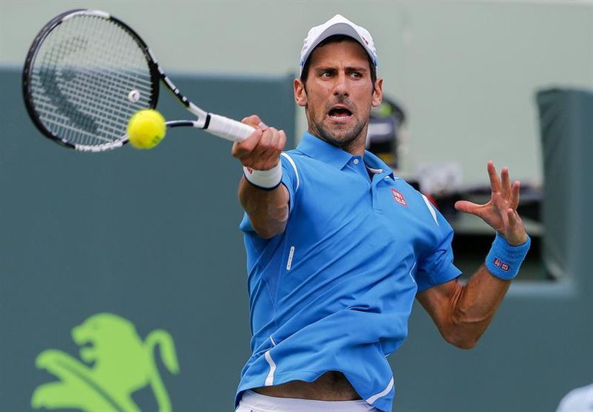 El tenista serbio Novak Djokovic devuelve la bola al belga David Goffin, durante la semifinal del Master 1.000 de Miami, Estados Unidos. (EFE)
