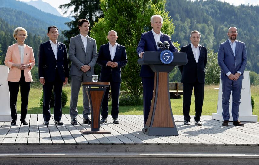 El presidente de los Estados Unidos, Joe Biden, se dirige a la prensa. Mientras (de izquierda a derecha) la presidenta de la Comisión Europea, Ursula von der Leyen, el primer ministro de Japón, Fumio Kishida, el primer ministro de Canadá, Justin Trudeau, el canciller de Alemania, Olaf Scholz, el primer ministro de Italia, Mario Draghi, y el presidente del Consejo Europeo, en el castillo de Elmau, en el sur de Alemania, el 26 de junio de 2022.