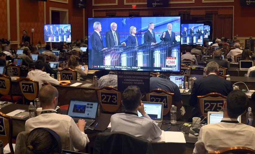 Medios de comunicación realizan una cobertura especial del debate presidencial Demócrata en Wynn en Las Vegas, Nevada.(EFE) 