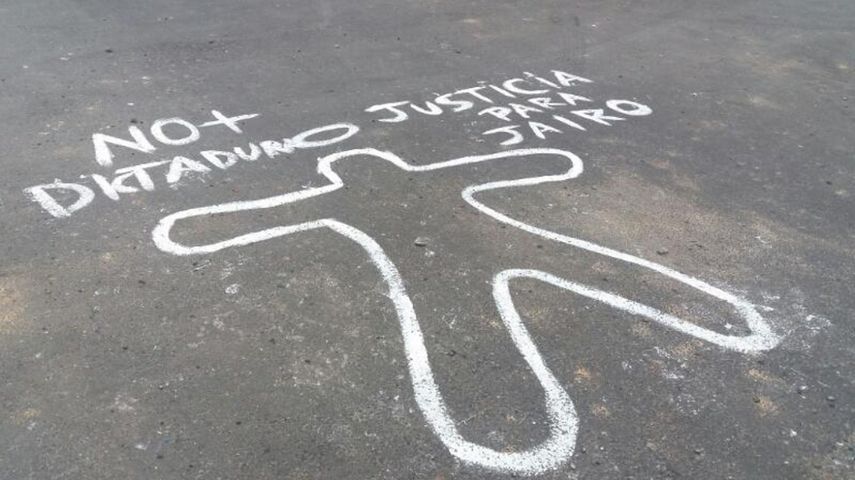 Imagen dibujada sobre el asfalto en en protesta por la muerte del joven de 19 años, Jairo Ortiz.