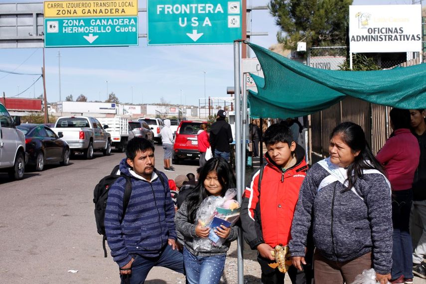 La familia guatemalteca Gonz&aacute;lez, que solicit&oacute; asilo en Estados Unidos, posan para una foto antes de dirigirse a un comedor popular en Nogales, estado de Sonora, M&eacute;xico, en la frontera con Estados Unidos, el viernes 3 de enero de 2020.&nbsp;