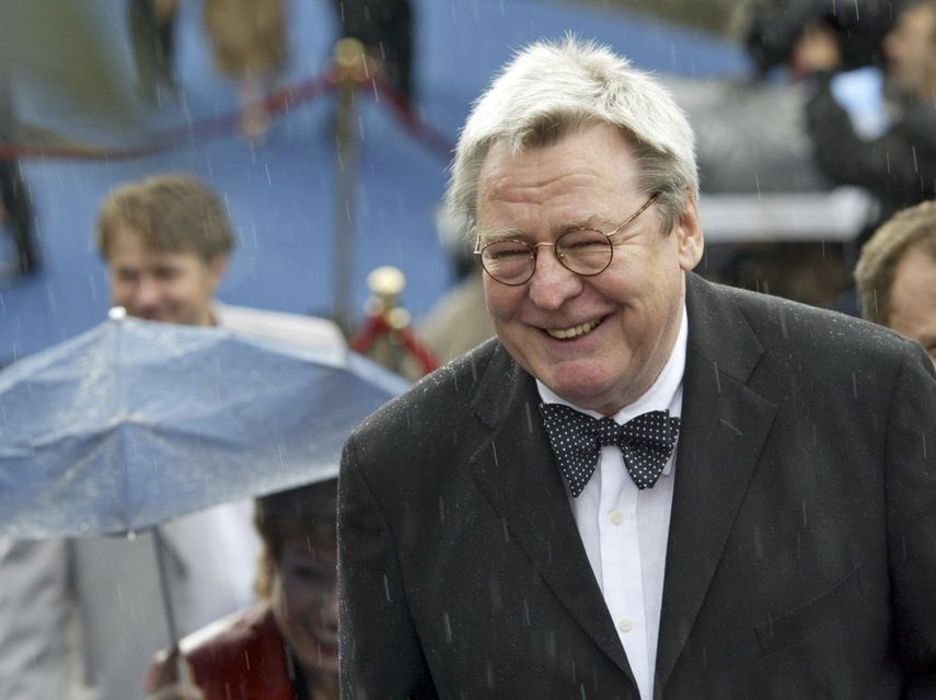El director de cine Alan Parker llega a la ceremonia de inauguración del 26 Festival Internacional de Cine de Moscú en Moscú el 18 de junio de 2004. En un comunicado, la familia dijo que Parker murió el viernes en Londres. 
