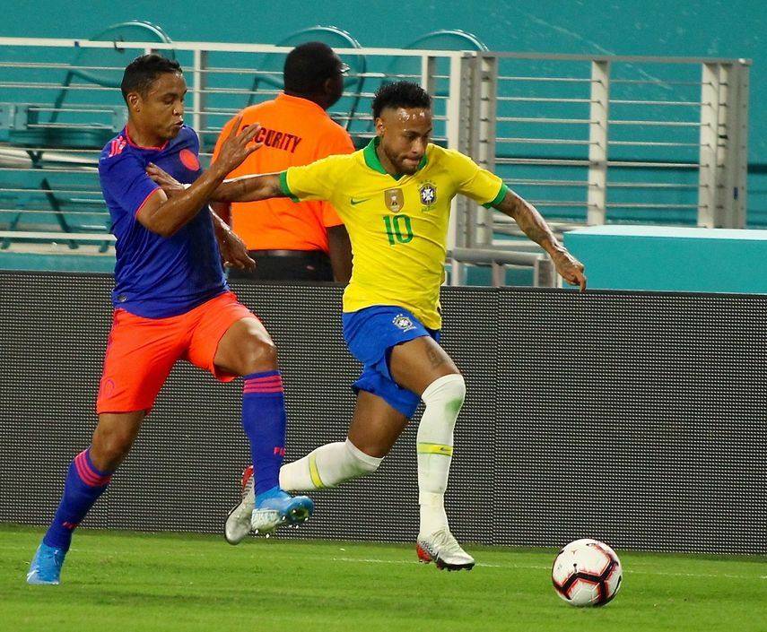 Luis Muriel, de Colombia, persigue a Neymar, de Brasil, en el empate 2-2 el 6 de septiembre del 2019, en el Hard Rock Stadium, en Miami.