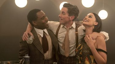 Esta imagen publicada por 20th Century Studios, muestra a John David Washington, Christian Bale y Margot Robbie en una escena de la cinta Amsterdam. Smile opaca a Amsterdam y Lyle, Lyle en la taquilla