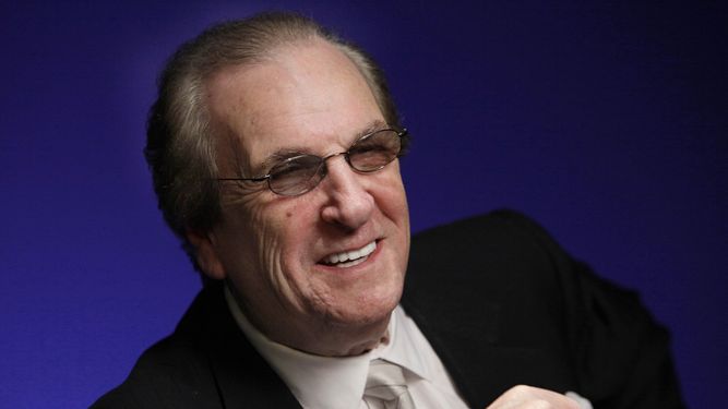 En esta foto del 7 de octubre del 2011, el actor Danny Aiello posa sonriente en Nueva York. Aiello murió el jueves 12 de diciembre del 2019 tras una breve enfermedad, dijo su publicista, Tracey Miller. Tenía 86 años.