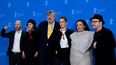 El productor Fabian Gasmia, la autora australiana Lily Brett, el actor y comediante británico Stephen Fry, la directora de cine alemana Julia von Heinz, la actriz estadounidense Lena Dunham y el actor polaco Zbigniew Zamachowski posan durante una sesión fotográfica para la película Treasure presentada en la Berlinale, el 17 de febrero de 2024. &nbsp;
